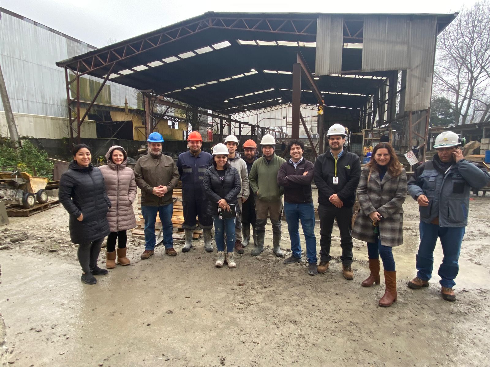 Empresas socias de la Cámara Chilena de la Construcción Maule se encuentran en terreno realizando labores de despeje y limpieza de calles y viviendas en la golpeada comuna de Licantén, tras el intenso